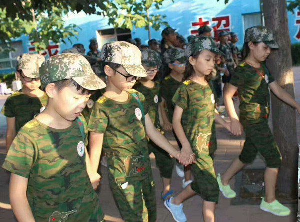 不讓任何伙伴掉隊(duì)，他們緊握對(duì)方的手前行