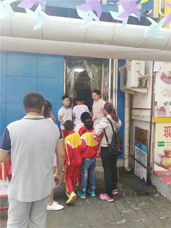 家長帶著孩子進(jìn)店檢查視力，十分熱鬧