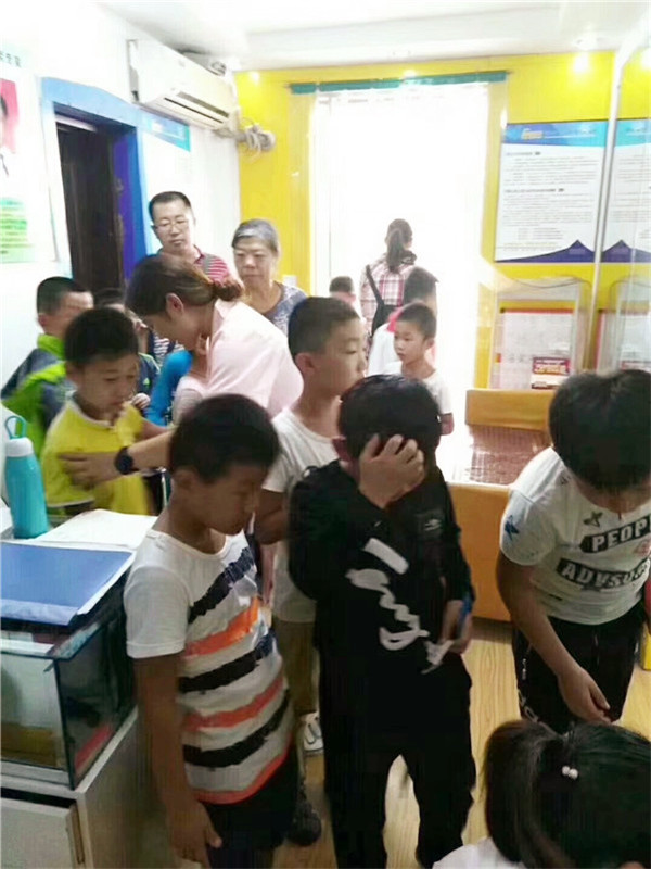 家長帶著孩子進(jìn)店檢查視力，十分熱鬧