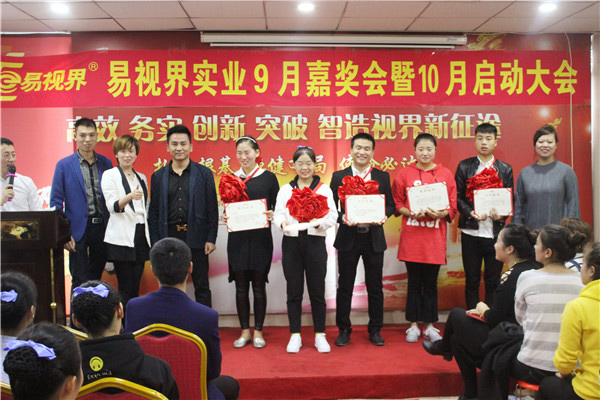 優(yōu)秀營(yíng)銷(xiāo)標(biāo)兵獲得者趙展展、王帥強(qiáng)、關(guān)金龍、渠飛艷