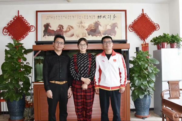 北京雙奧集團(tuán)尤小龍總裁、中國著名戲歌雙棲明星、66國選美國際皇后王光姣與易視界陶總合影