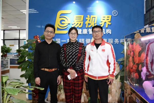 北京雙奧集團(tuán)尤小龍總裁、中國著名戲歌雙棲明星、66國選美國際皇后王光姣與易視界陶總合影