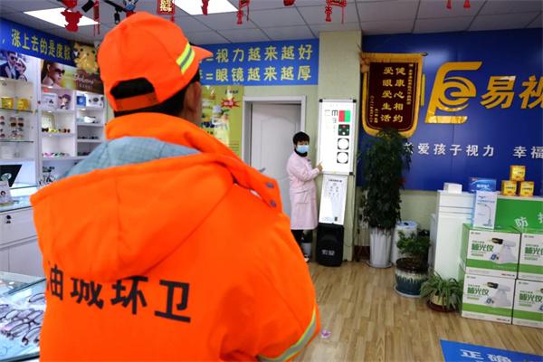 愛心聚焦！易視界300多副老花鏡暖了環(huán)衛(wèi)工人的心！