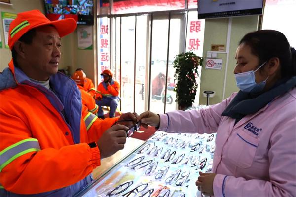 愛心聚焦！易視界300多副老花鏡暖了環(huán)衛(wèi)工人的心！